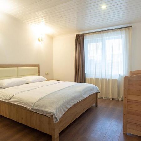 Big Terrace Apartment On Liberty Square Тбилиси Екстериор снимка