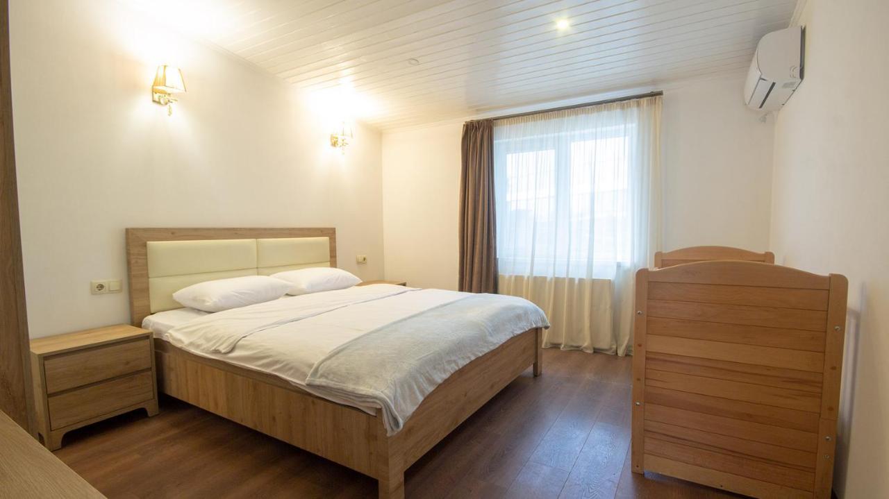 Big Terrace Apartment On Liberty Square Тбилиси Екстериор снимка
