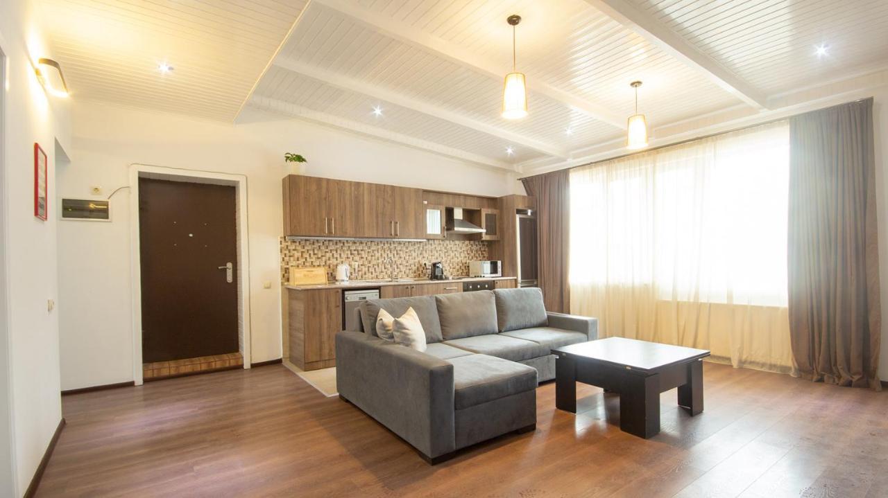 Big Terrace Apartment On Liberty Square Тбилиси Екстериор снимка