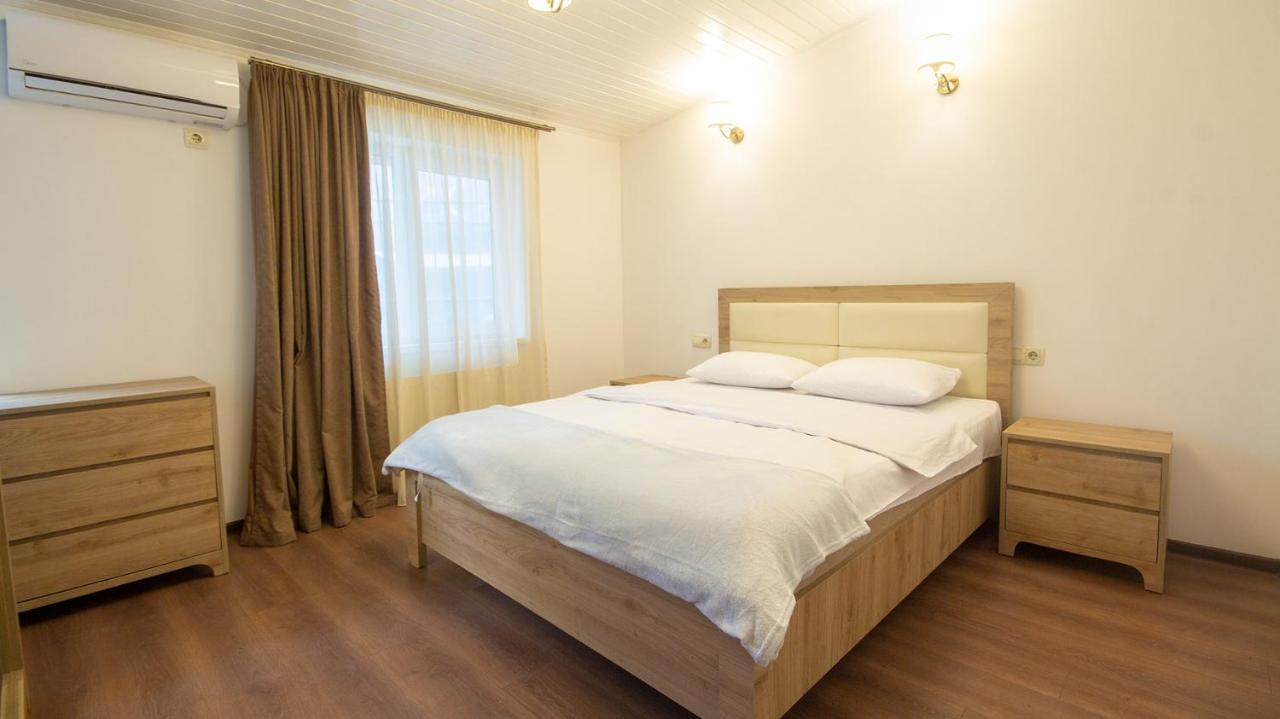 Big Terrace Apartment On Liberty Square Тбилиси Екстериор снимка