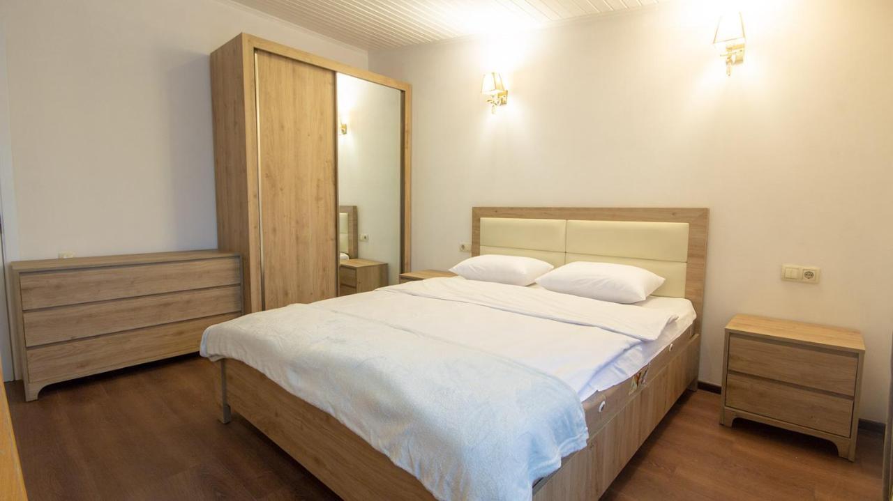 Big Terrace Apartment On Liberty Square Тбилиси Екстериор снимка
